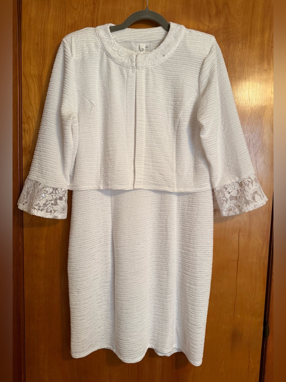 Elegant White Women's Two-Piece Dress Set with Lace Cuffs